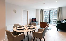 Modern 2 Bedroom City Centre Apartment W Balcony